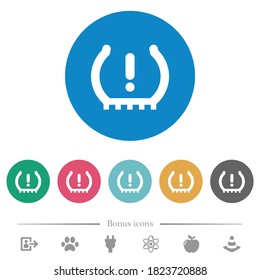 Iconos blancos planos de advertencia de la presión de los neumáticos de los coches en los fondos de color redondo. 6 iconos de bonificación incluidos.