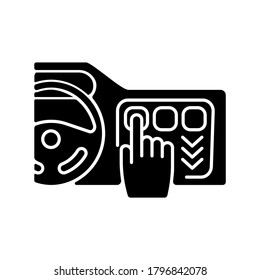 Auto mit Touchscreen-Anzeige schwarz-glyph-Symbol. Intelligente Automobil-Technologien für Fahrerkomfort Silhouette-Symbol auf weißem Raum. Hightech-Dashboard, Kontrollpult, Vektorgrafik einzeln