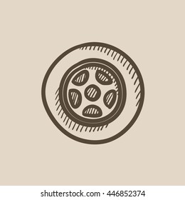 Icono de esbozo del vector de la rueda del automóvil aislado en el fondo. Icono de rueda del coche dibujado a mano. Icono de esbozo de la rueda del coche para infografía, sitio web o aplicación.