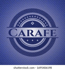Insignia de carafa con textura de denim. Ilustración vectorial. Detallado.