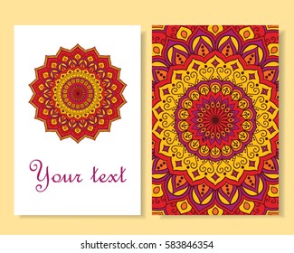 Kartendesign. Schöne Hintergründe mit runden ornamentalen ethnischen Mandala. Vektorkunst
