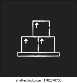 Las cajas de cartón tiñen el icono blanco sobre el fondo negro. Pila de carga para distribución. Servicio logístico. Oficina de correos. Parcela para entrega. Almacenamiento en caché. Ilustración de pizarra vectorial aislada