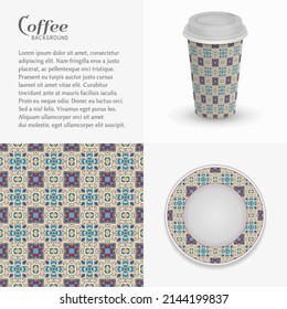 Taza de papel de cartón para café y platillo con un patrón adorno, sin costura. Plantilla de empaque para café, elementos de diseño aislados para café, menú de restaurante. Taza y platillo realistas