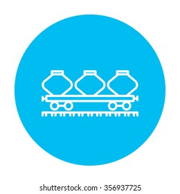 Icono de la línea del vagón de carga para web, móvil e infografía. Icono de blanco vector en el círculo azul claro aislado en fondo blanco.