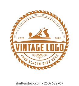 Insignia de carpintería Plantilla de diseño de logotipo vintage retro de trabajo de madera. Insignia del carpintero, concepto de las sierras de acero del martillo, logotipo del emblema del hacha, logotipo, etiqueta, insignia, camisetas y otro diseño.