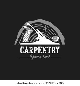 Plantilla de logotipo de carpintería. Simple emblema con un plano en dos colores sobre negro. Ilustración vectorial de material para taller de carpintería o carpintería.