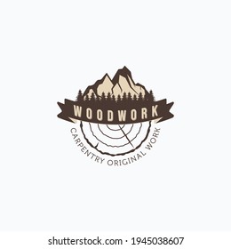 Anillos de árboles vintage carpinterizados con el logotipo de ilustración de vectores de montaña y bosque