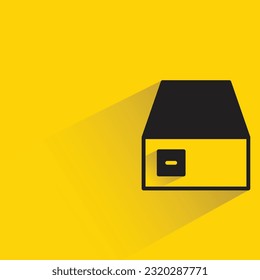 caja de cartón con sombra sobre fondo amarillo