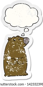 Cartoon-Bär mit Denkblase als bedrückter abgenutzter Aufkleber