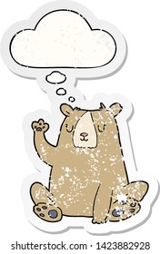 Cartoon-Bär; mit Denkblase als bedrückter abgenutzter Aufkleber schwingen