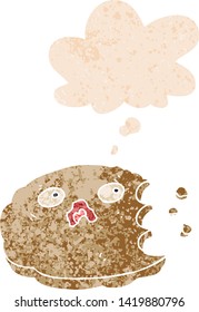 cookie de caricatura mordida con burbuja de pensamiento en un estilo retro angustiado y texturado