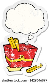 caja de dibujos animados de papas fritas con burbuja de pensamiento como pegatina gastada angustiada