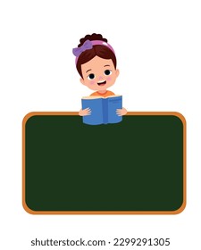 Niño de caricatura leyendo un libro en el tablero.