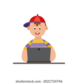 Niño de caricatura usando laptop y sonriendo - alumno de escuela en línea navegando por Internet y mirando la pantalla de su computadora. Ilustración vectorial aislada en fondo blanco.