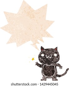 gatito de dibujos animados raspando con burbuja de habla en un estilo retro angustiado y con textura estrafalaria