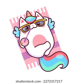 Cartoon Caticorn Charakter liegt am Strand mit Cocktail-Draufsicht. Einzeln Vektorfantasy-Tierpersönlichkeit, lustiges Märchenkitt, kawaii magische Katze, Einhornkitt mit buntem Schwanz, Flügel und Horn