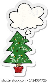 árbol de navidad de dibujos animados con burbuja de pensamiento como pegatina gastada angustiada