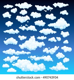 Clouds dos desenhos animados definido no fundo do céu azul. Conjunto de nuvens de desenhos animados engraçados, padrões de fumaça e ícones de nevoeiro, para preencher suas cenas do céu ou jogos ui fundos. Arte vetorial