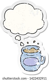 taza de café de dibujos animados con burbuja de pensamiento como pegatina desgastada angustiada