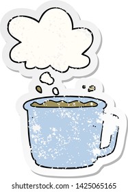 taza de café de dibujos animados con burbuja de pensamiento como pegatina desgastada angustiada