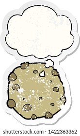 biscoito de desenho animado com bolha de pensamento como um adesivo desgastado angustiado