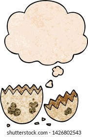 caricatura de huevo raqueado con burbuja de pensamiento en estilo de textura gruesa