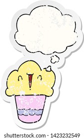 Cartoon-Cupcake mit Gesicht mit Gedankenblase als bedrückter abgenutzter Aufkleber