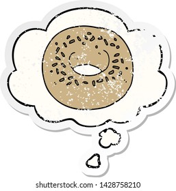 Cartoon-Donut mit Denkblase als bedrückter abgenutzter Aufkleber