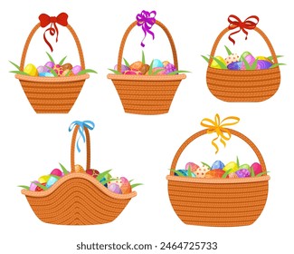 Cestas de Pascua de dibujos animados con huevos pintados. Concepto de celebración de Pascua. Huevos de chocolate de vacaciones de primavera, cesta de mimbre con huevos pintados de colores. Ilustración vectorial EPS10