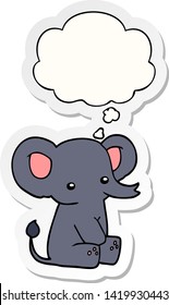 elefante de dibujos animados con burbuja de pensamiento como pegatina impresa