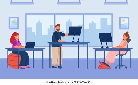 Empleados de caricaturas trabajando en computadoras en espacios abiertos de oficina. Mujeres sentadas en los escritorios, hombres parados en la ilustración vectorial plana. Mobiliario, concepto de lugar de trabajo para banner, diseño de sitio web o página web de aterrizaje