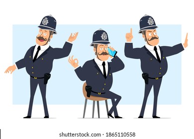 Caricatura de un gracioso personaje de policía gordo británico con casco y uniforme. Niño hablando por teléfono y mostrando gesto de paro. Listo para la animación. Aislado sobre fondo azul. Conjunto de vectores.