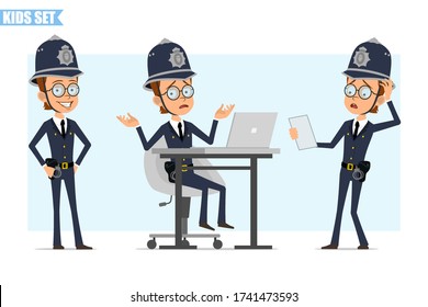 Caricatura de un gracioso personaje de policía británico con casco, gafas y uniforme. Listo para la animación. Niño sorprendido trabajando en laptop y leyendo notas. Aislado sobre fondo azul. Conjunto de iconos del vector.