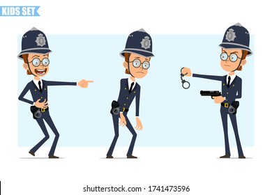 Caricatura de un gracioso personaje de policía británico con casco, gafas y uniforme. Listo para la animación. Niño riéndose y sosteniendo esposas y pistolas. Aislado sobre fondo azul. Conjunto de iconos del vector.
