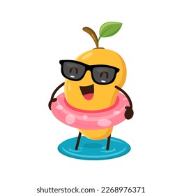 Caricatura con fruta fresca de mango en vacaciones junto al mar. Vector aislado humorístico y animado personaje de la fruta disfrutando de la naturaleza en los salones de los complejos costeros y nadando con anillo inflable en el mar durante las vacaciones