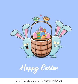 Caricatura divertida caricatura conejita azul de Pascua sosteniendo el respaldo de Pascua lleno de coloridos huevos de Pascua aislados en fondo blanco. Etiqueta o pegatina de conejo lindo azul dibujada a mano de Pascua
