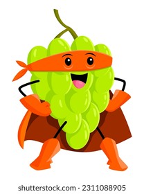 Uvas de caricatura superhéroe y personaje defensor con cuerpo muscular, máscara naranja y capa. La diversión vectorial aislada y el personal lúdico con poder proviene de nutrientes y antioxidantes encontrados en uva