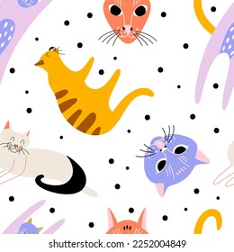 Caricatura gatos dibujados a mano y caras con decoración abstracta. Patrón lindo vector sin foco con mascotas.