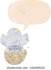 caricatura de pollo para incubar con burbuja de habla en un estilo retro angustiado con textura grunge