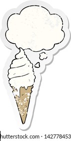 helado de dibujos animados con burbuja de pensamiento como pegatina gastada angustiada