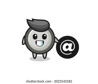 Cartoon Illustration der Knopfzelle neben dem At-Symbol , süßes Design für T-Shirt, Aufkleber, Logo-Element