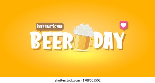 Cartel o afiche del Día Internacional de la cerveza con vidrio de cerveza aislado en un fondo amarillo claro de cerveza. Etiqueta del día de la cerveza feliz o tarjeta de volante de saludo horizontal