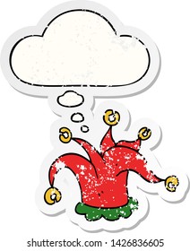 sombrero de bufón de dibujos animados con burbuja de pensamiento como pegatina gastada angustiada