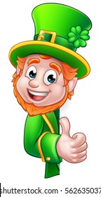 Caricatura Leprechaun St Patricks Caracter mirando alrededor de un cartel y dándole un pulgar hacia arriba