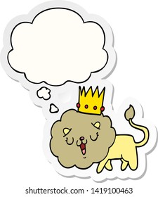 león de caricatura con corona con burbuja de pensamiento como pegatina impresa