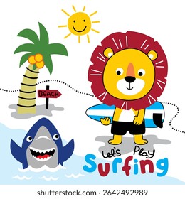 Leão de desenhos animados segurando prancha de surf em pé perto do tubarão na praia tropical ensolarada com palmeira e tema de surf lúdico. Conceito de ilustração infantil
