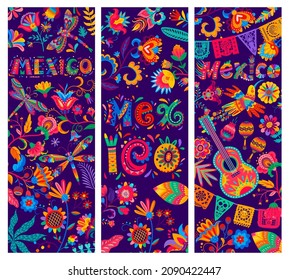 Carteles mexicanos de caricatura. Flores vectoriales, colibrí y banderas de papel picado, libélulas, guitarra y maracas. Ornamento floral de color brillante con motivos étnicos o folclóricos de México