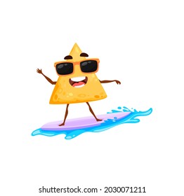 Patatas fritas de nachos mexicanos de caricatura en la playa de verano y surf de vacaciones en tablas de surf sobre olas de agua aisladas feliz mascota de personaje. Vector sabroso snack de comida rápida surfista, lindo emoticono comida tradicional mexicana