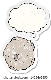 luna de caricatura con burbuja de pensamiento como pegatina gastada angustiada