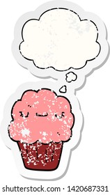 muffin de dibujos animados con burbuja de pensamientos como pegatina gastada angustiada